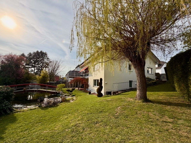 Hausansicht mit Garten