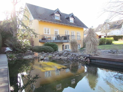 Gebäuderückseite mit Schwimmteich