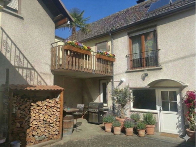 Haus Ansicht mit Balkon KI