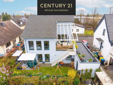Hausansicht mit Garten