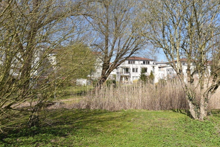 Außenansicht und Garten vor dem Haus