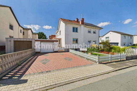 Hausansicht, Garten und Garage
