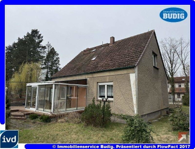 Hausansicht mit Wintergarten und Terrasse