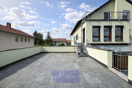 Helle Terrasse im Sonnenschein
