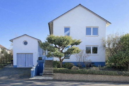 Hausansicht mit Garage + Parkplatz