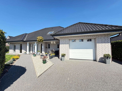 Hausansicht mit Garage