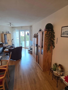 Wohnzimmer mit Blick auf Balkon.jpg