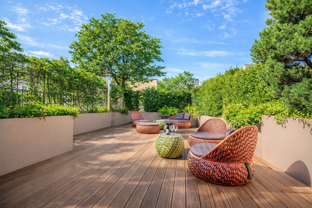 Weitläufige Dachterrasse.