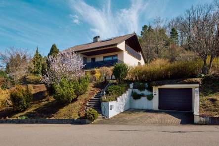 Objektansicht mit Garage