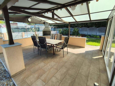 Terrasse neben Wintergarten