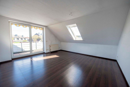 Wohnzimmer mit Balkon
