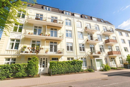 Blick auf das Haus (optimiert mit KI)
