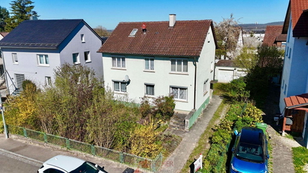 Außenansicht großer Vorgarten
