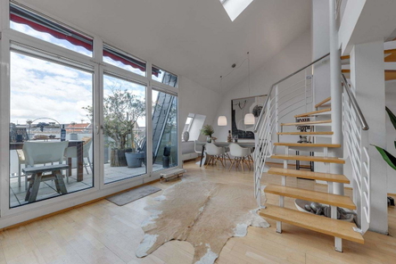2.Wohn-/Essbereich und Balkon mit Treppenblick