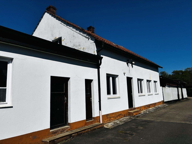 Mehrere Hallengebäude + Wohnhaus
