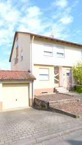 Straßenansicht mit Garage