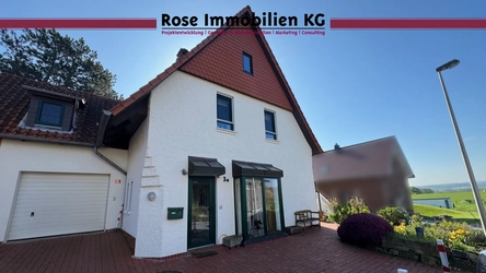 Vorderansicht mit Garage