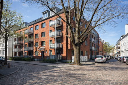 Rote Ziegelhaus an steinerner Straße.png