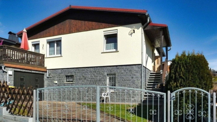 Garage und Wohnhaus