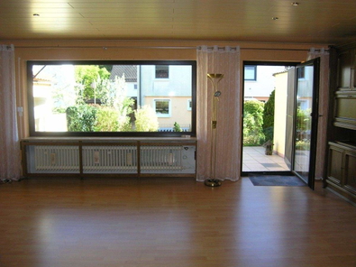 Großzügiges Wohnzimmer mit Zugang zum Garten