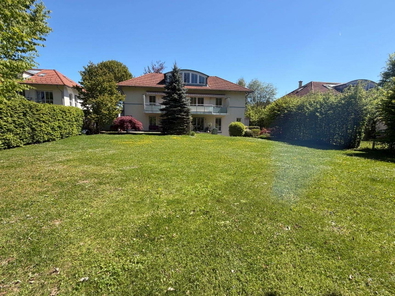 Blick zum Mehrfamilienhaus
