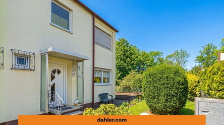 Haus Frontseite mit Blick ins Grüne