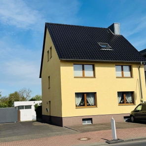 seitliche Objektansicht mit Zufahrt.jpg