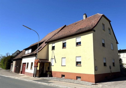 zwei Häuser mit Scheune und Garten
