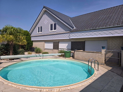 Pool mit Giebelansicht.jpg
