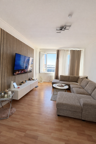 Helles Wohnzimmer mit Panoramablick.png