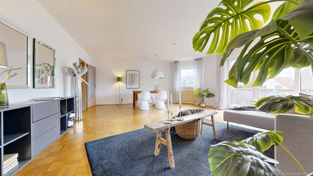 Offener Wohn- und Essbereich mit direktem Zugang zum Balkon – der zentrale Treffpunkt der Wohnung