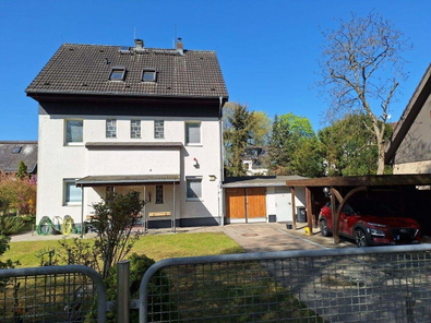 Hausansicht mit Blick Garage und Carport