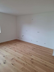 Wohnraum mit Küchenanschlüssen