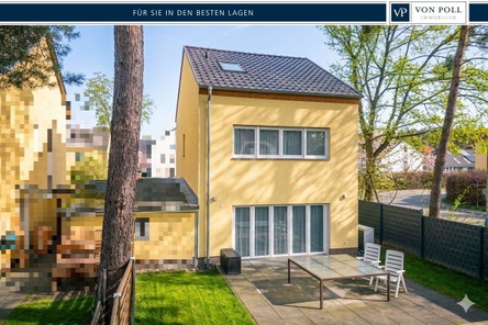 Hausansicht - Garten und Umfeld im Frühling visualisiert