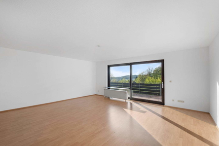 Helles Wohnzimmer mit Zugang zum Balkon