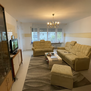Wohnzimmer mit Ausgang zur Loggia