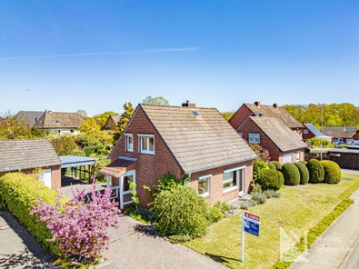 Hausansicht mit Zufahrt