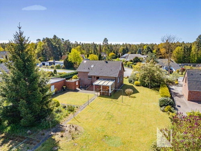 Gesamtbild Bungalow mit großem Grundstück