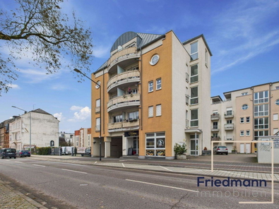 Haus 19 mit Restaurant und TG-Zufahrt