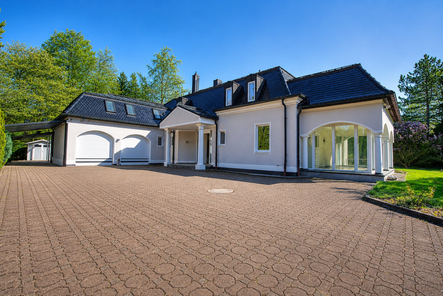 Großzügige Villa auf ca. 1.700 m² Grundstück und großer Einfahrt