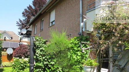 Hausseitenansicht mit eigenem Garten
