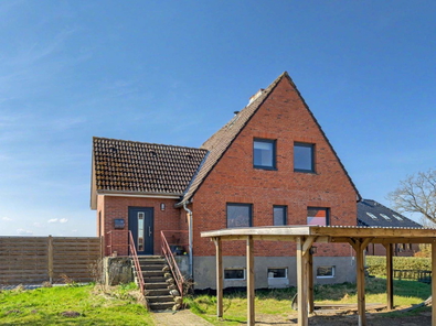 Vorderseite mit Carport