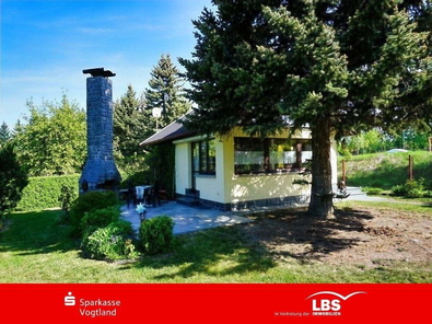 Bungalow mit Außenkamin und Terrasse