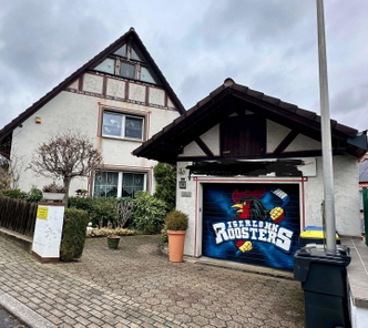 Ansicht/Garage 
es gibt noch eine 2. Garage links neben dem Haus