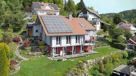 Blick auf das Einfamilienhaus mit Einliegerwohnung in traumhafter Hanglage