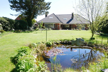 Gartenansicht mit Teichanlage.JPG