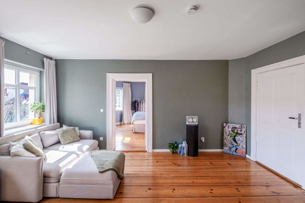 Wohnzimmer mit Blick ins Schlafzimmer