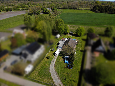 Blick auf das weitläufige Grundstück