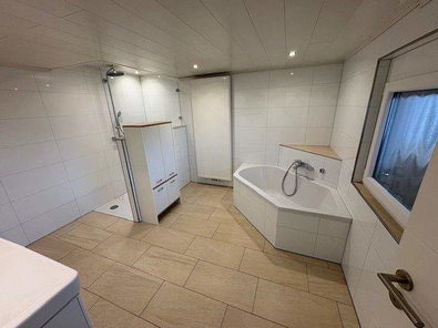 Bad mit Wanne und bodengleicher Dusche