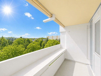 Großer sonniger Balkon mit Blick ins Grüne